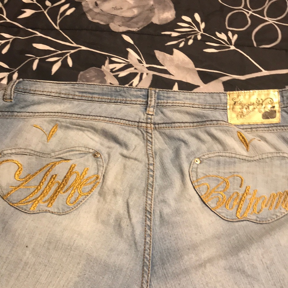 Sold Apple bottom capris - Picture 6 of 9